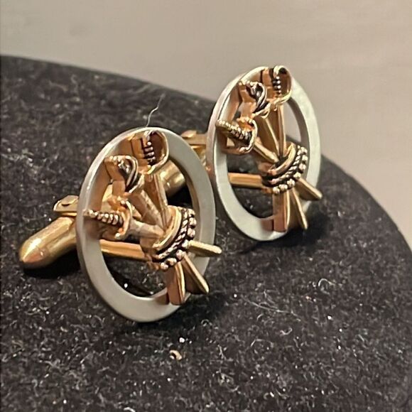 Vintage 1950s Art Deco Swank round gold tone 3 swords bullet back cuff links - Picture 5 of 13